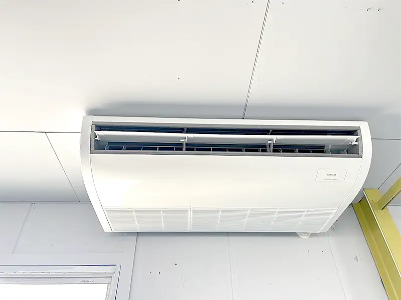 新しい動力電源の配線工事も含め、工場の天井に設置された最新の業務用エアコン