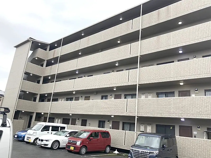 最新のLED照明に更新され、明るく清潔になった集合住宅の共用廊下
