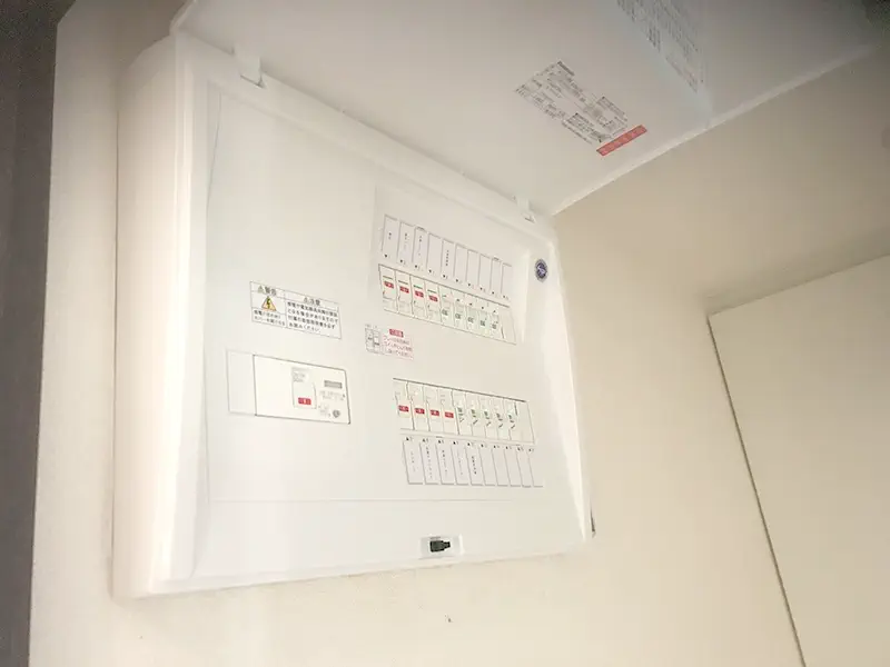 耐用年数を超過した古い分電盤をパナソニックの新しい分電盤へ交換