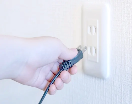 コンセントからすぐに抜けてしまうプラグ
